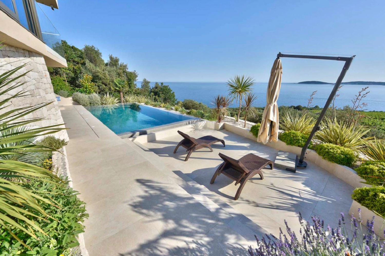 Luksusowy taras z basenem i widokiem na morze od Marazzi